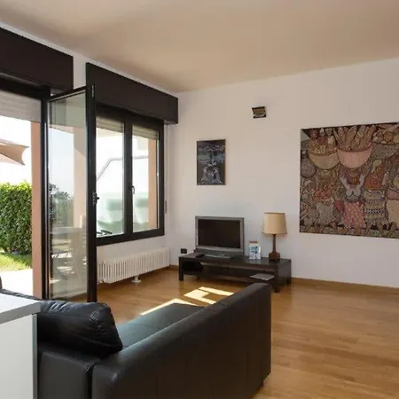 Apartment With Pool Lesa